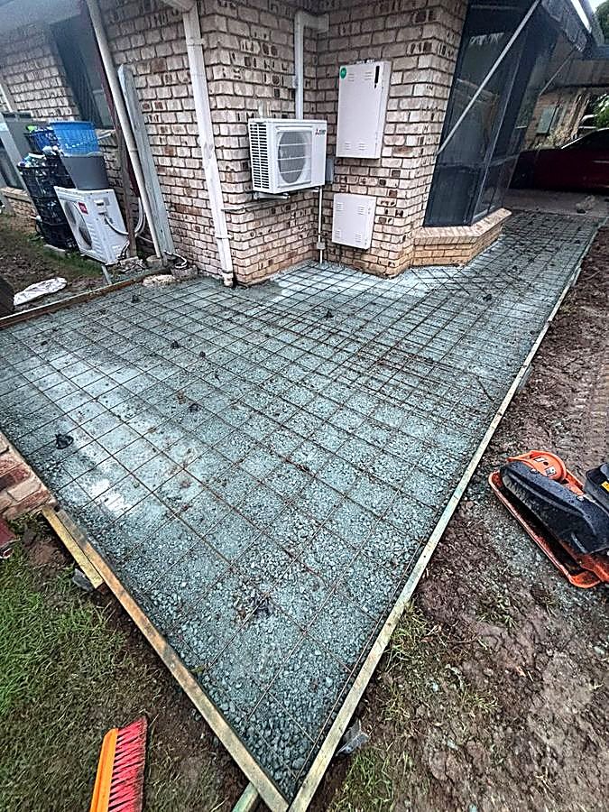 Reinforcing mesh laid for a side path slab