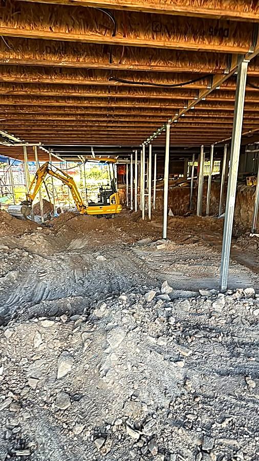 Underhouse excavation, low clearance dig